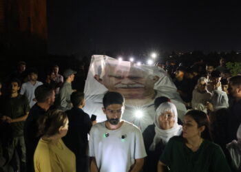 Ciwan ji bo Rêberê Gelê Kurd meşiyan: Rêber Apo 49 roj in di bin tecrîdê de ye