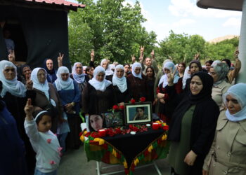 Bi girseyî serdana şîna Zarîn Akbaş kirin
