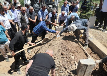 Cenazeyê hunermend Murat Çîçek li Colemêrgê hate veşartin