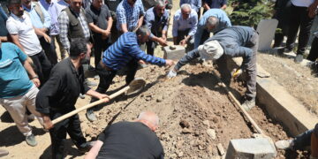 Cenazeyê hunermend Murat Çîçek li Colemêrgê hate veşartin