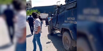  Gever de wesayîtê zirxin ê polîsan da gedayêk ro