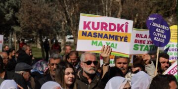 Ziwan û nasname: Keso ke bi ziwanê dayîke qisey nêkeno, kam o?