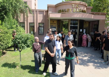 Meclisa Ciwanan a DEM Partiyê ji bo hevdîtina bi Ocalan re serî li Wezaretê Dadê da