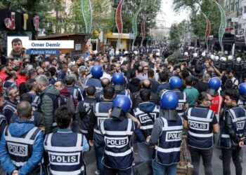 AKP’yî hewldayîşê derbeya 15ê temmuze xo rê kerd hacet: Bi hezaran Kurdî girewtî û şer hîra kerd