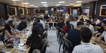 Çîgdem Kiliçgun Uçar bi ciwanên Semsûrê re civiya
