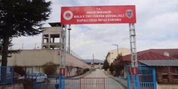 Berdana girtiyên siyasî Omer Okul û Huseyîn Yildirim hate taloqkirin