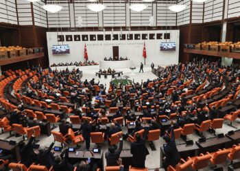 Nîqaşên li ser xalên qanûna çarçoveyî didomin