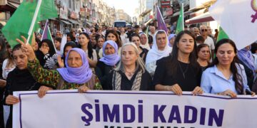 Li Wêranşarê meşa jinan: Em ê mafê jiyanê û azadiyê biparêzin