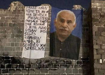 Wêneyê Abdullah Ocalan li ser sûrên Amedê hat daliqandin