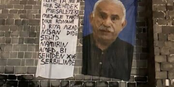 Wêneyê Abdullah Ocalan li ser sûrên Amedê hat daliqandin