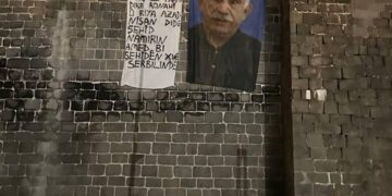 Wêneyê Abdullah Ocalan li ser sûrên Amedê hat daliqandin