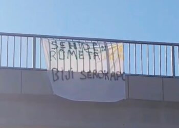 Li Tûrgûtlûyê ji bo şehîdan pankart hat daliqandin