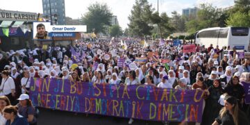 ‘Em jin ne temaşevanên aştiyê ne; em avakarên aştiyê ne’