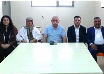 Omer Ocalanî fotografê pêvînayîşê yê Abdullah Ocalanî reyde vila kerd