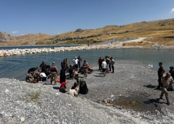 Du bira di Behra Wanê de xeniqîn