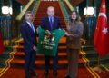 Nahît Eren serdana Erdogan kir û formayê Amedsporê diyarî wî kir