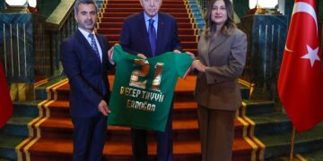 Nahît Eren serdana Erdogan kir û formayê Amedsporê diyarî wî kir