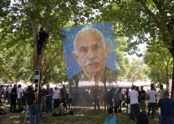 Li cihê bîranîna cangoriyan posterê Ocalan hate daliqandin