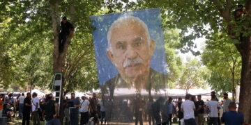 Li cihê bîranîna cangoriyan posterê Ocalan hate daliqandin