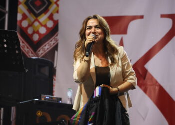 ‘Kes aştî tepsîya zernnêne de pêşkeşê ma nêkeno’