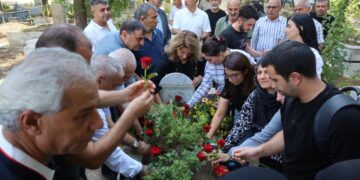 Rojnamevan Huseyîn Denîz li ser gora xwe hate bîranîn