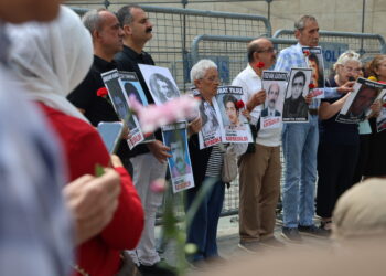 ‘Bila hestiyan bidin, em ê bi destê xwe bavê xwe veşêrin’