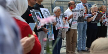 ‘Bila hestiyan bidin, em ê bi destê xwe bavê xwe veşêrin’