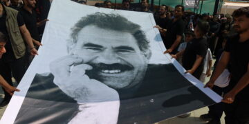 Ciwanan bi posterê Abdullah Ocalan serdana şîna cangoriyan kir