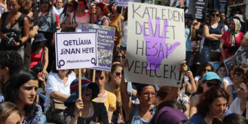 Roporê JINNEWSî yê aşma tebaxe: 22 cinîyî û 3 gedeyî ameyî qetilkerdene