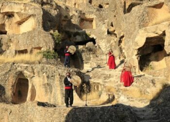 Rêzeya dîyine yê konseranê amîda dest pêkenê