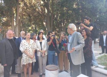 Selçûk Mizrakli çû ser gora Sirri Sureyya Onder: Em ê te bidin jiyîn