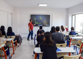 Akademîyan de demê perwerdeyî yê neweyî dest pêkerd