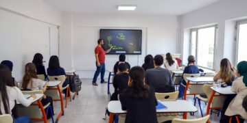 Akademîyan de demê perwerdeyî yê neweyî dest pêkerd