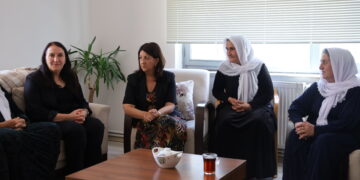 Pervîn Buldan: Pêşengên vê pêvajoyê dîsa jin û dayik in