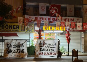 Alîgirên Amedsporê li ber BBPê pankarta ‘Hûn kor bin jî hûn ê bibînin’ vekirin