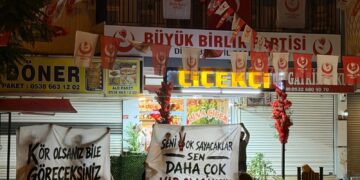 Alîgirên Amedsporê li ber BBPê pankarta ‘Hûn kor bin jî hûn ê bibînin’ vekirin