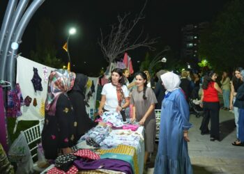 Jin ji bo keda destên xwe li Parka 75an stand vekirin