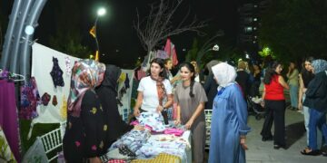 Jin ji bo keda destên xwe li Parka 75an stand vekirin