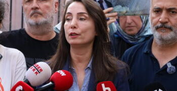 Tulay Hatîmogullari çalakîya mexduranê erdlerzî zîyaret kerd
