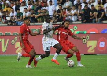 Amedsporî Başakşehîr bi 5-0 bin vist: Orbanî hat-trick kerd