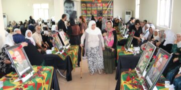 Bi girseyî serdana bîranîna şehîdan dikin
