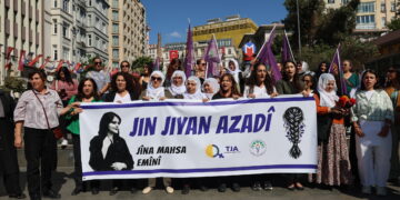 ‘Jîna di dirûşma Jin, Jiyan, Azadî û têkoşîna hevpar a jinan de dijî’