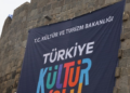 Pankartê festîvale bi 18 bismaran sûranê tarîxîyan ê lîsteya UNESCO’yî ra ameye dardekerdene