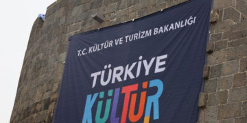 Pankartê festîvale bi 18 bismaran sûranê tarîxîyan ê lîsteya UNESCO’yî ra ameye dardekerdene