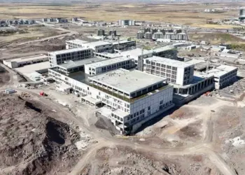 Karkerên înşaata Nexweşxaneya Bajêr a Amedê carek din dest bi çalakiyê kir