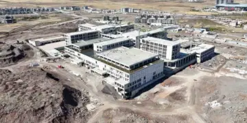 Karkerên înşaata Nexweşxaneya Bajêr a Amedê carek din dest bi çalakiyê kir
