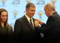 Şaredarê Îzmîrî Cemîl Tûgay derbasê AKPî bî