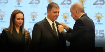 Şaredarê Îzmîrî Cemîl Tûgay derbasê AKPî bî