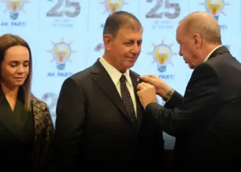 Şaredarê Îzmîrê Cemîl Tûgay tev li AKPê bû