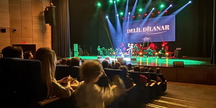 Delîl Dîlanar li Amedê konsereke biheybet da
